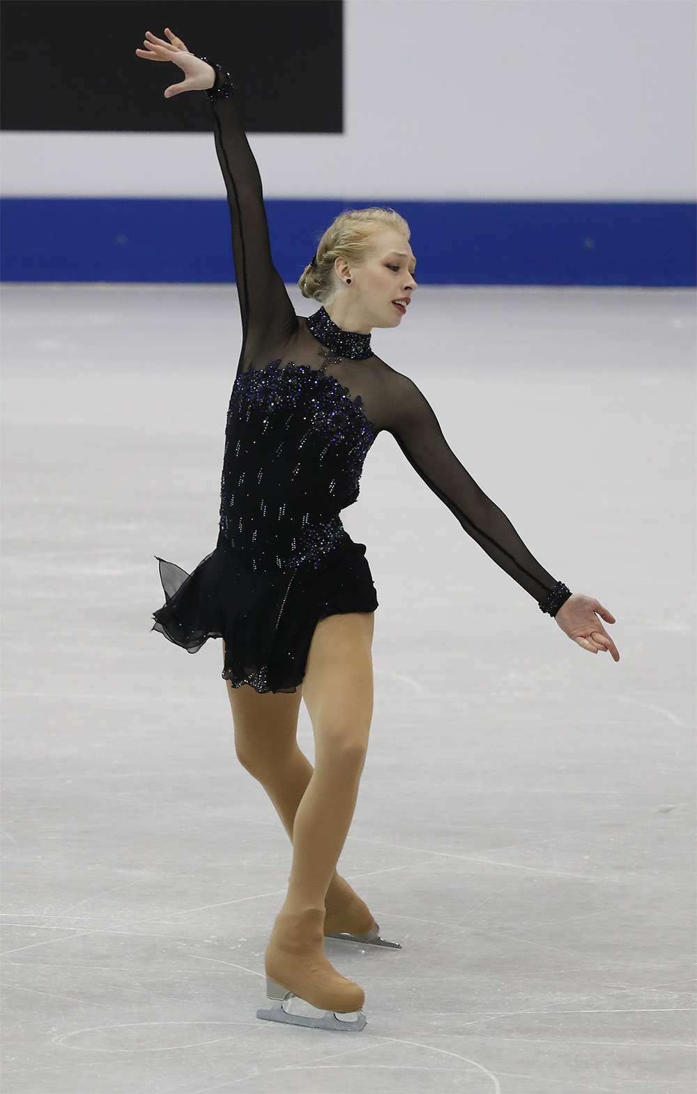 Bradie Tennell performs an ina bauer in competition.